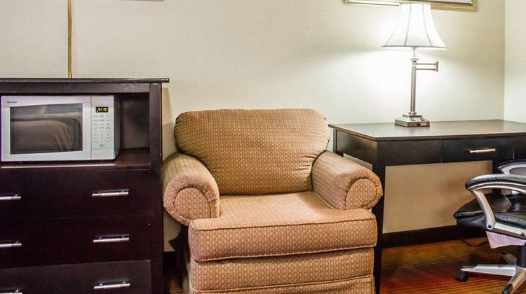 Rodeway Inn MacArthur Airport Room