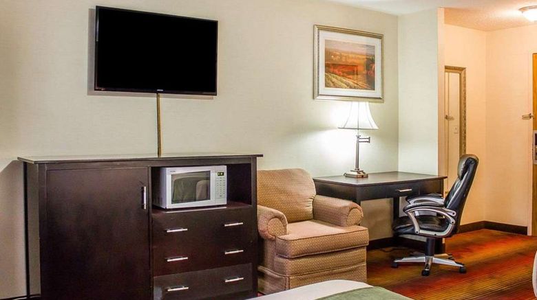 <b>Rodeway Inn MacArthur Airport Room</b>. Images powered by <a href="https://iceportal.shijigroup.com/" title="IcePortal" target="_blank">IcePortal</a>.