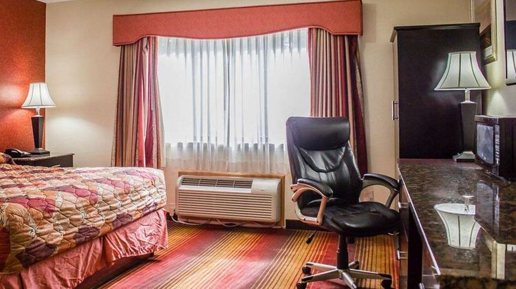 Rodeway Inn MacArthur Airport Room