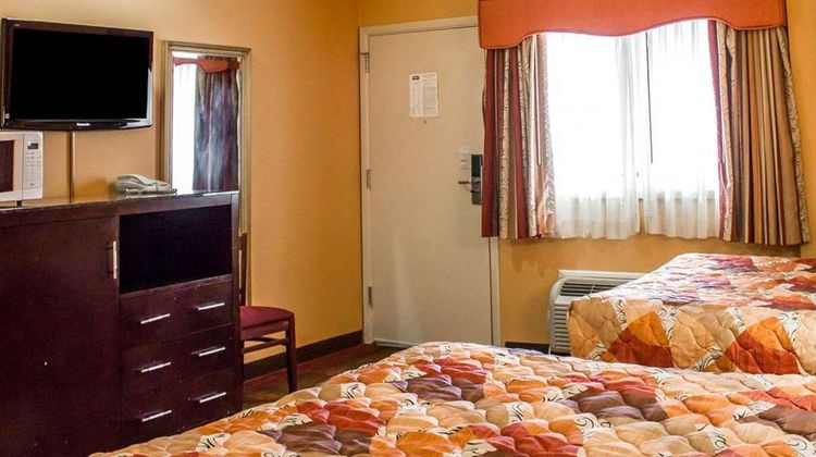 Rodeway Inn MacArthur Airport Room
