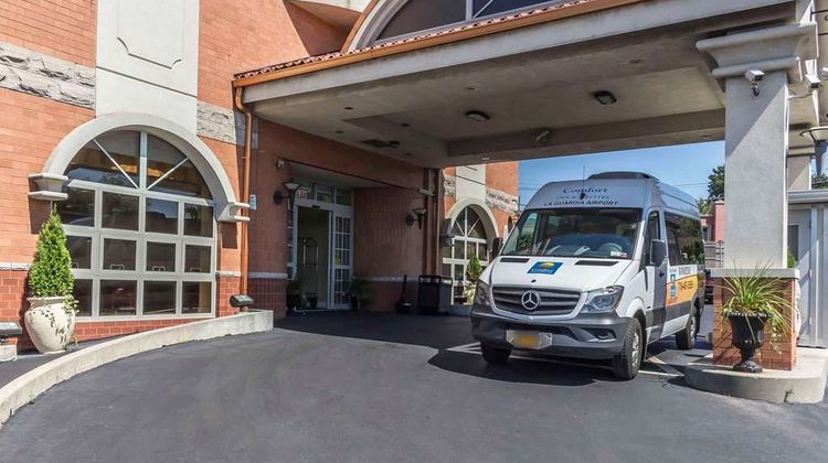 Comfort Inn & Suites Laguardia Airport Exterior