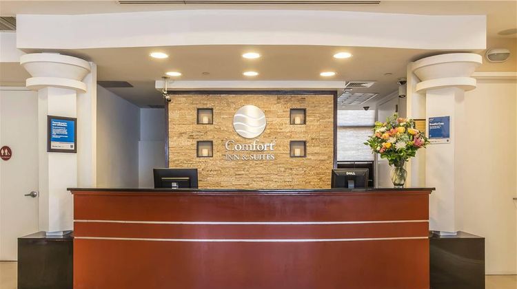 Comfort Inn & Suites Airport Lobby