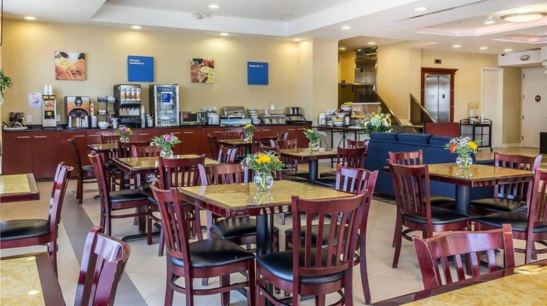<b>Comfort Inn & Suites Airport Restaurant</b>. Images powered by <a href="https://iceportal.shijigroup.com/" title="IcePortal" target="_blank">IcePortal</a>.