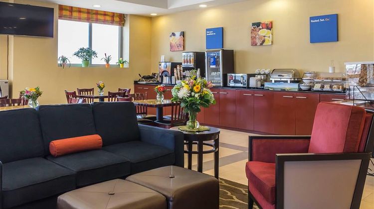 Comfort Inn & Suites Airport Lobby