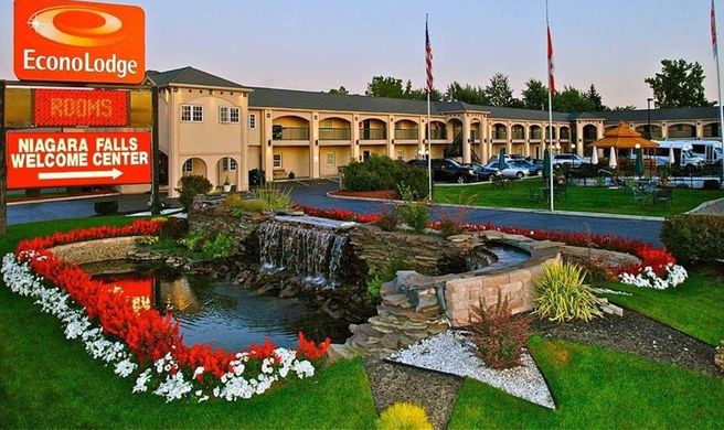 Econo Lodge at the Falls North Exterior