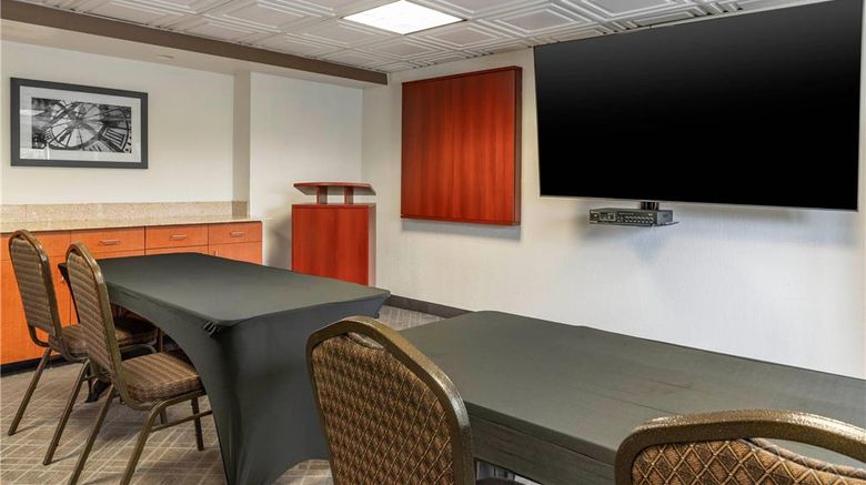 <b>Comfort Inn University Meeting</b>. Images powered by <a href="https://iceportal.shijigroup.com/" title="IcePortal" target="_blank">IcePortal</a>.