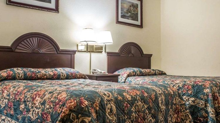 Econo Lodge Inns & Suites Airport Room