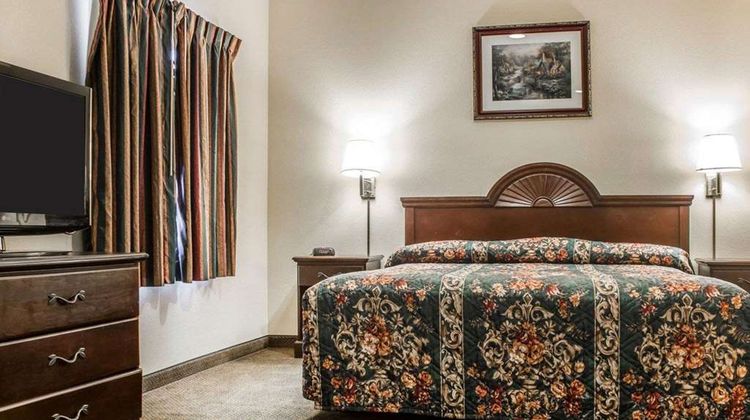 Econo Lodge Inns & Suites Airport Suite