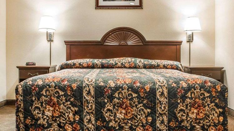Econo Lodge Inns & Suites Airport Suite