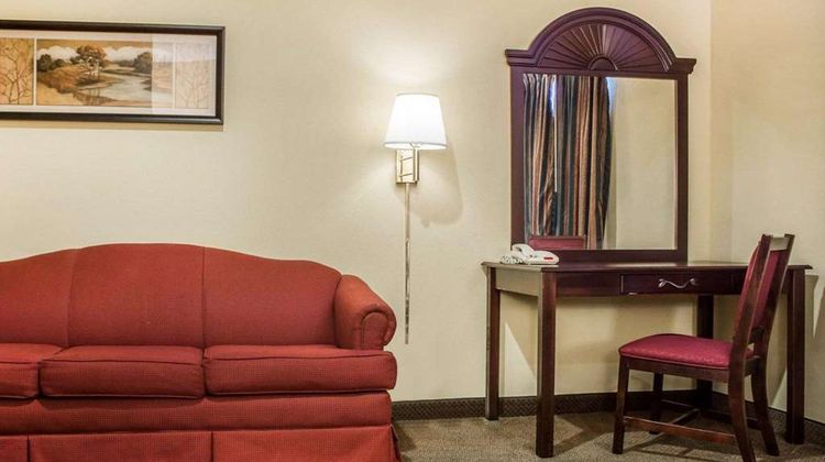 Econo Lodge Inns & Suites Airport Suite