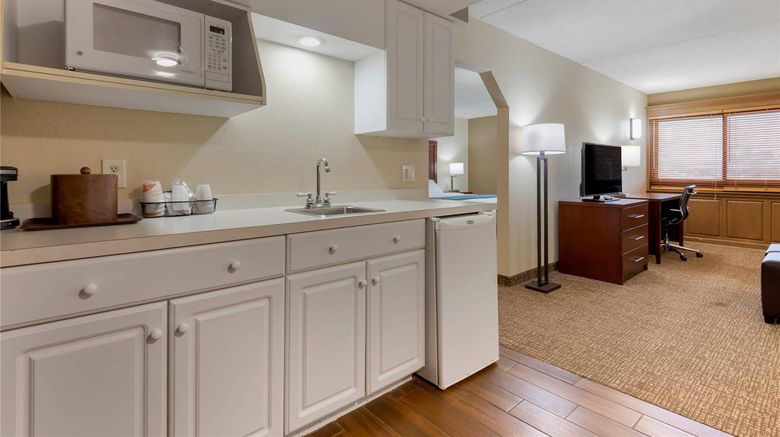 <b>Comfort Inn Suite</b>. Images powered by <a href="https://iceportal.shijigroup.com/" title="IcePortal" target="_blank">IcePortal</a>.