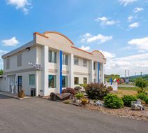 Rodeway Inn& Suites Exterior