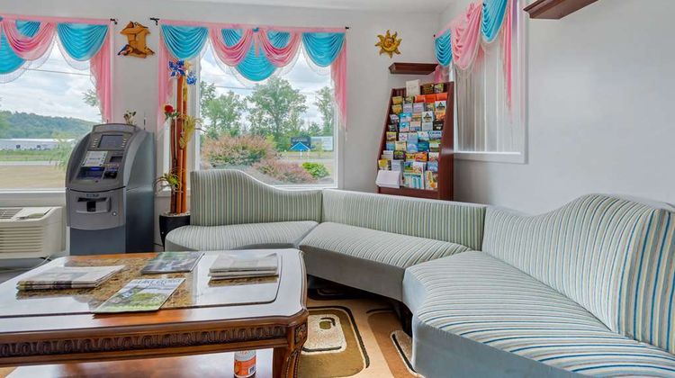 Rodeway Inn& Suites Lobby