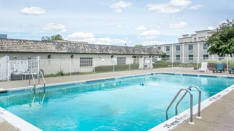 Quality Inn Geneseo Pool