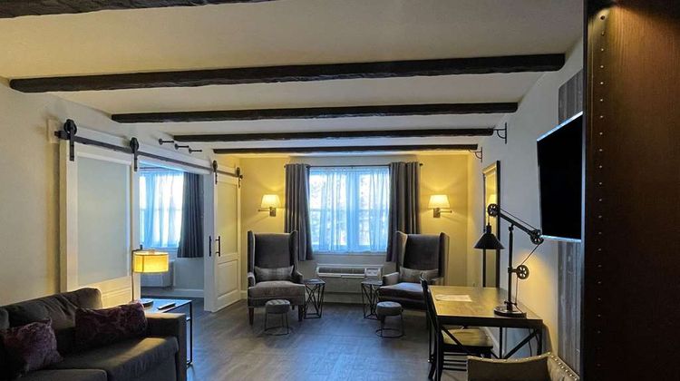 The Century House Hotel Suite