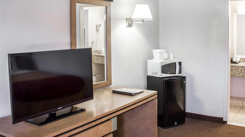 <b>Econo Lodge COLONIE CENTER MALL Room</b>. Images powered by <a href="https://iceportal.shijigroup.com/" title="IcePortal" target="_blank">IcePortal</a>.