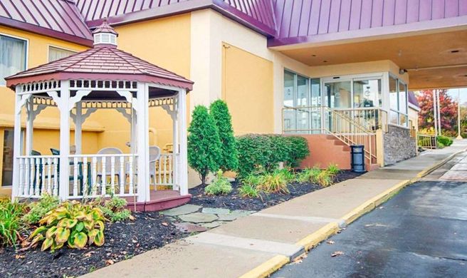 Quality Inn and Suites Syracuse Fairgrounds Exterior