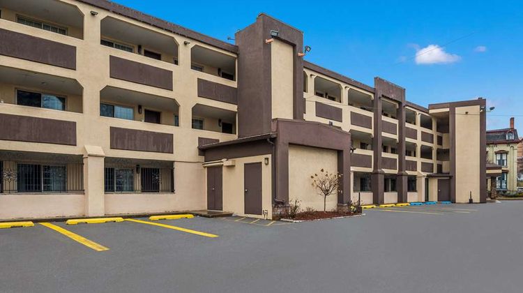 Clarion Pointe Syracuse Downtown Exterior