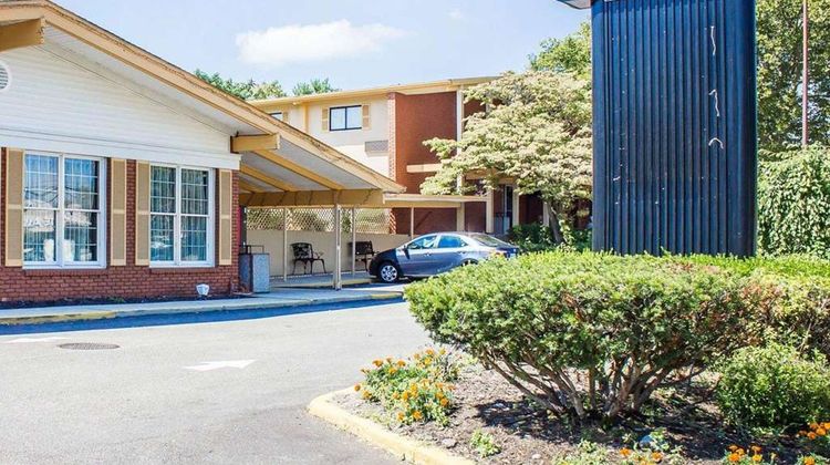 Rodeway Inn Huntington Station Exterior