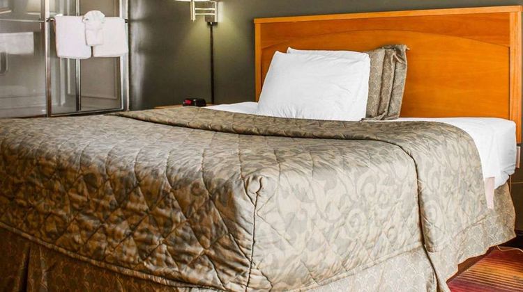 Rodeway Inn Huntington Station Room
