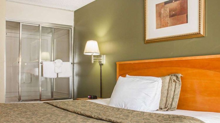 Rodeway Inn Huntington Station Suite