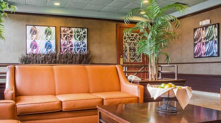 Clarion Hotel & Suites Riverfront Lobby