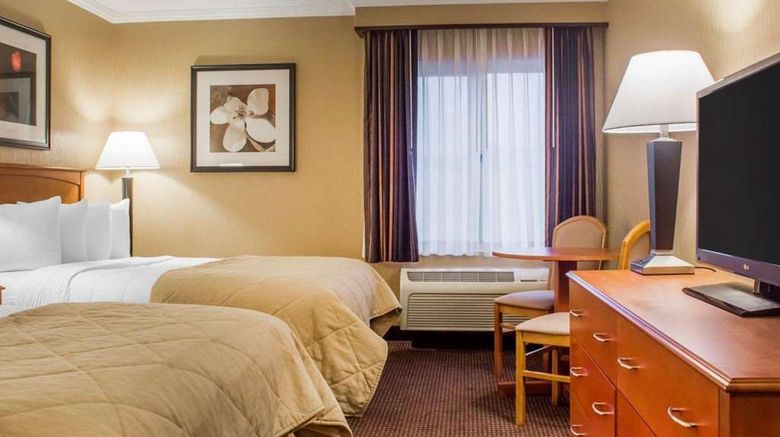 <b>Clarion Hotel & Suites Riverfront Room</b>. Images powered by <a href="https://iceportal.shijigroup.com/" title="IcePortal" target="_blank">IcePortal</a>.