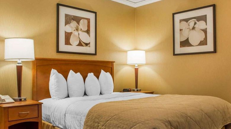 <b>Clarion Hotel & Suites Riverfront Room</b>. Images powered by <a href="https://iceportal.shijigroup.com/" title="IcePortal" target="_blank">IcePortal</a>.