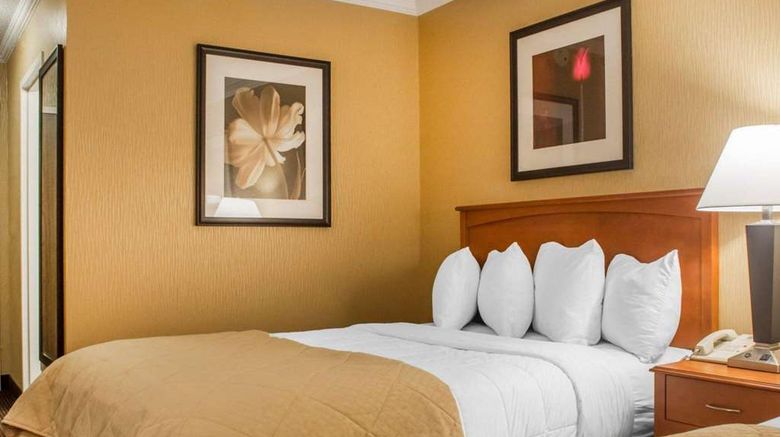 <b>Clarion Hotel & Suites Riverfront Room</b>. Images powered by <a href="https://iceportal.shijigroup.com/" title="IcePortal" target="_blank">IcePortal</a>.