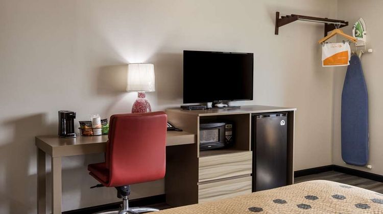 Econo Lodge Inn/Suites Canandaigua Motel Room