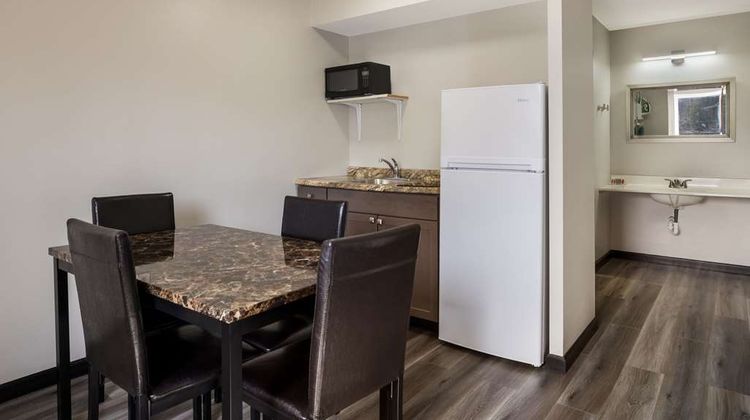Econo Lodge Inn/Suites Canandaigua Motel Room