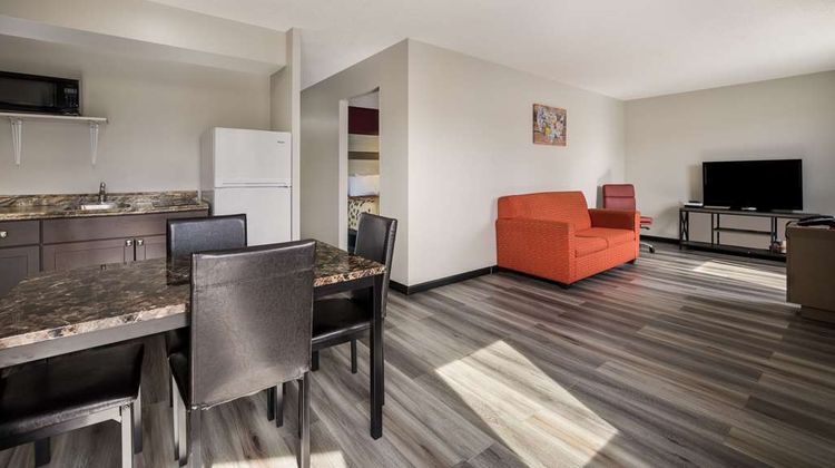 Econo Lodge Inn/Suites Canandaigua Motel Room