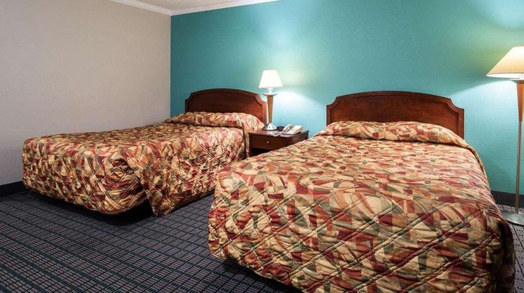 Rodeway Inn Syracuse Carrier Circle Room
