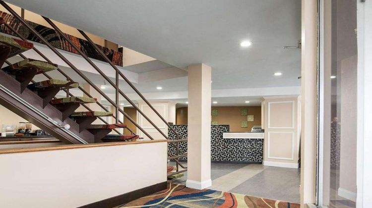 Rodeway Inn Syracuse Carrier Circle Lobby