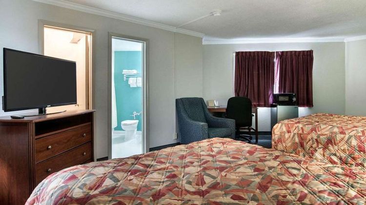 Rodeway Inn Syracuse Carrier Circle Room