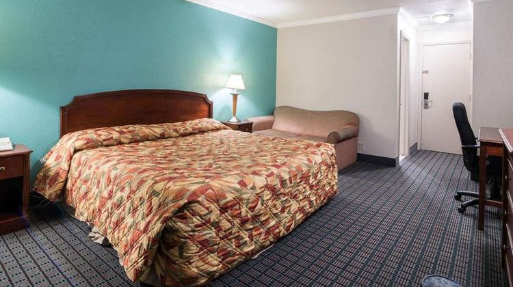 Rodeway Inn Syracuse Carrier Circle Room