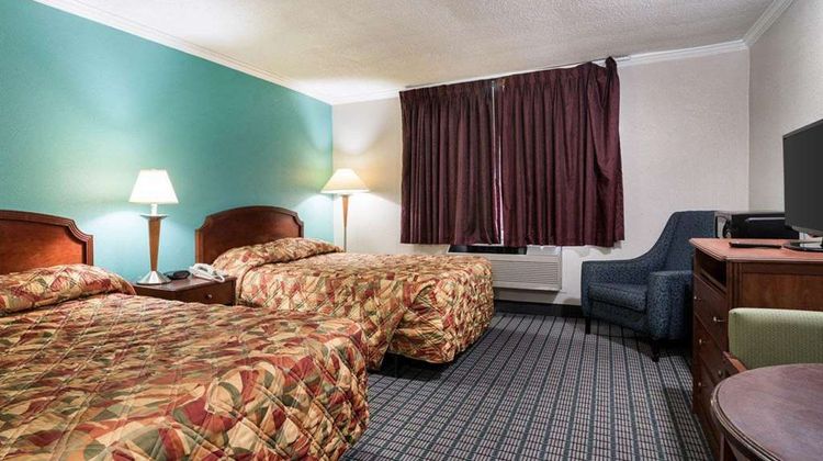 Rodeway Inn Syracuse Carrier Circle Room