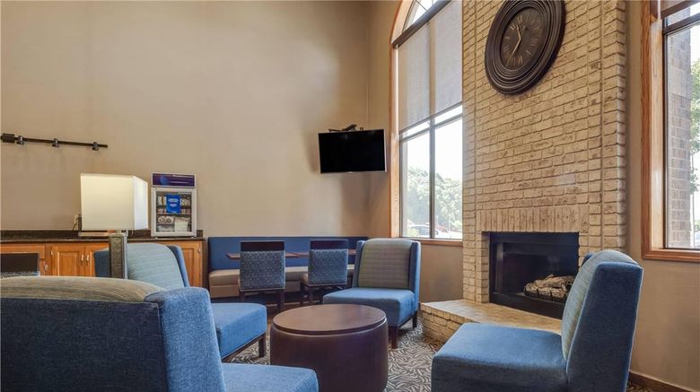 <b>Comfort Inn Millersburg Lobby</b>. Images powered by <a href="https://iceportal.shijigroup.com/" title="IcePortal" target="_blank">IcePortal</a>.