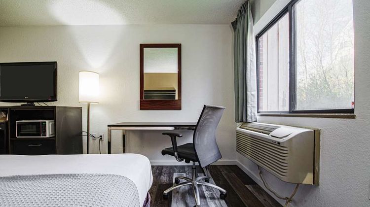 Econo Lodge Room
