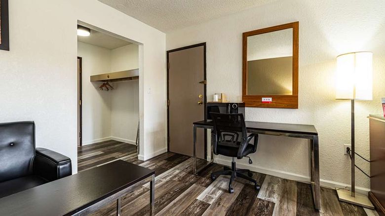 <b>Econo Lodge Room</b>. Images powered by <a href="https://iceportal.shijigroup.com/" title="IcePortal" target="_blank">IcePortal</a>.