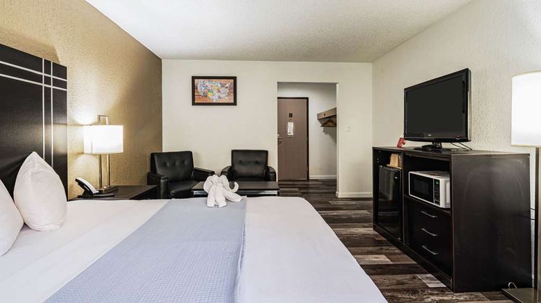 <b>Econo Lodge Room</b>. Images powered by <a href="https://iceportal.shijigroup.com/" title="IcePortal" target="_blank">IcePortal</a>.