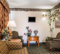 Howard Johnson by Wyndham Montpelier Lobby
