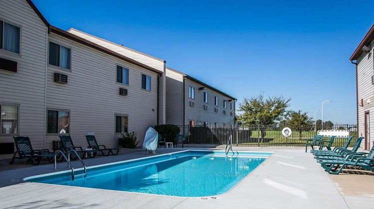 Quality Inn Sidney Pool