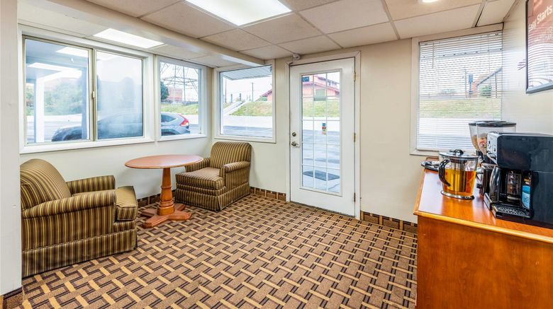 <b>Econo Lodge Franklin - Springboro Lobby</b>. Images powered by <a href="https://iceportal.shijigroup.com/" title="IcePortal" target="_blank">IcePortal</a>.