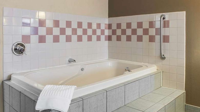 <b>Quality Inn Defiance Room</b>. Images powered by <a href="https://iceportal.shijigroup.com/" title="IcePortal" target="_blank">IcePortal</a>.