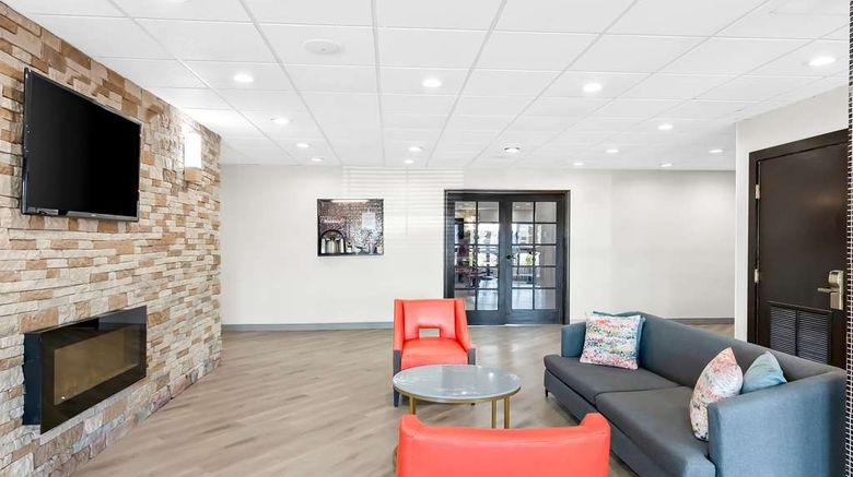 <b>Comfort Suites East Columbus Lobby</b>. Images powered by <a href="https://iceportal.shijigroup.com/" title="IcePortal" target="_blank">IcePortal</a>.