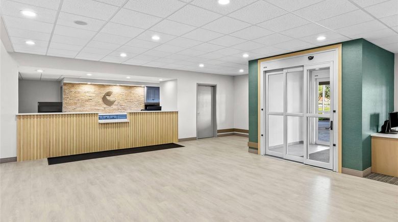 <b>Comfort Suites Lobby</b>. Images powered by <a href="https://iceportal.shijigroup.com/" title="IcePortal" target="_blank">IcePortal</a>.