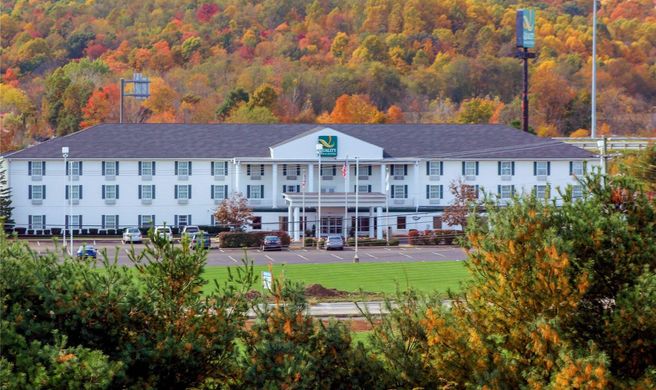 Quality Inn & Suites Bellville - Mansfield Exterior