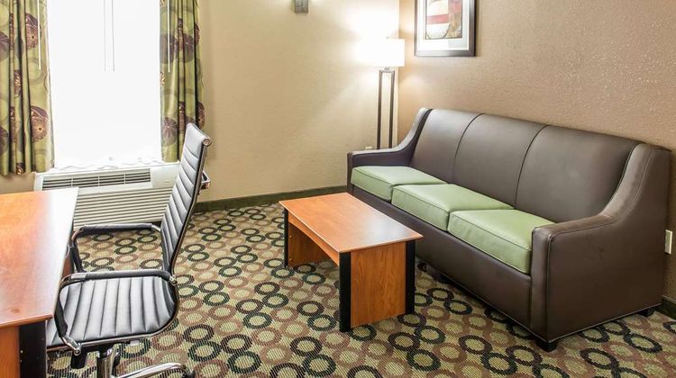 Quality Inn & Suites Suite