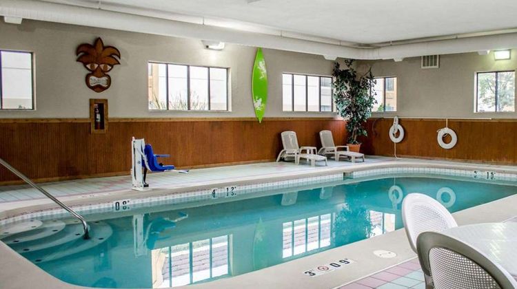 Quality Inn & Suites Pool